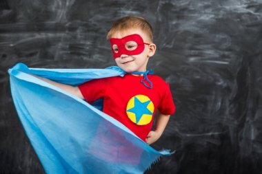 Çocuk süper kahraman mavi Cape kırmızı maske ve bir yıldız olan kırmızı bir tişört