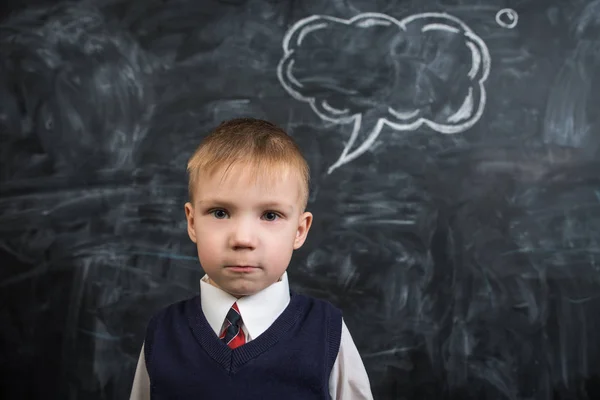 Çocuk blackboard bulut düşünceler üzerinde çizilmiş düşünüyor