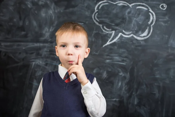 Çocuk blackboard bulut düşünceler üzerinde çizilmiş düşünüyor