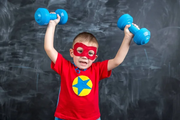 Çocuk süper kahraman dumbbells ile