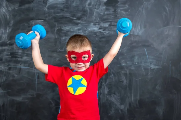 Çocuk süper kahraman dumbbells ile