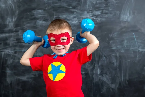 Menino super-herói com halteres — Fotografia de Stock