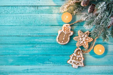 zencefil çerezleri Noel oyuncaklar koyu mavi zemin üzerine şeklinde