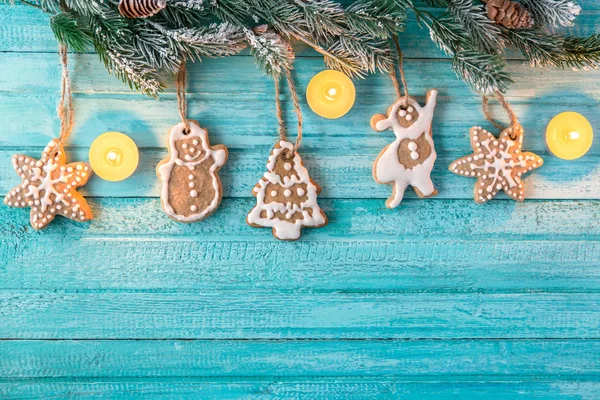 Имбирное печенье в виде рождественских игрушек на темно-синем фоне — стоковое фото