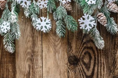 çam dalları ile kar üzerinde ahşap arka plan