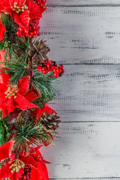 Rami di abete rosso e stelle di Natale su sfondo bianco — Foto Stock