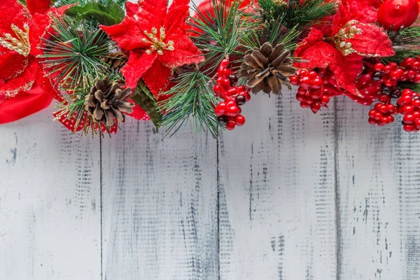 Rami di abete rosso e stelle di Natale su sfondo bianco — Foto Stock