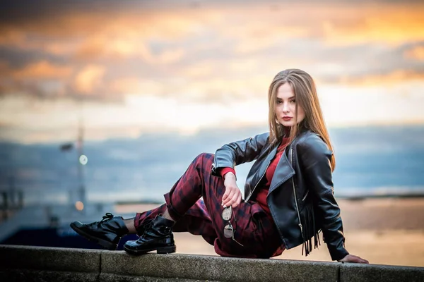 Siyah deri ceket batımında güzel kız — Stok fotoğraf