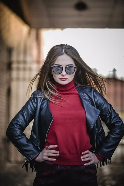 Найкрутіша дівчина в чорній шкіряній куртці і сонцезахисних окулярах, прогулянки по місту — стокове фото