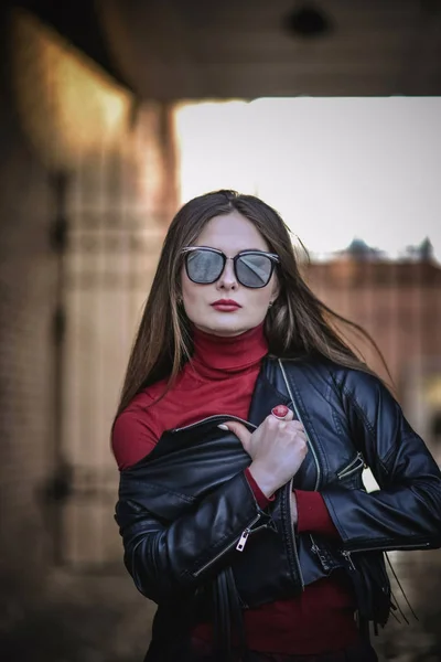 Найкрутіша дівчина в чорній шкіряній куртці і сонцезахисних окулярах, прогулянки по місту — стокове фото