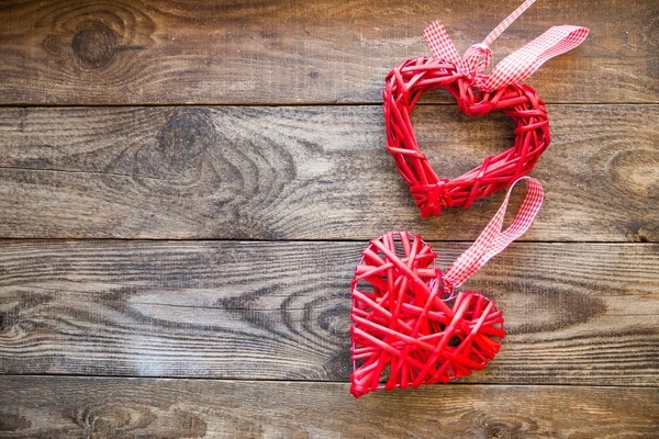 Corazón Mimbre Rojo Con Cinta Sobre Fondo Madera — Foto de Stock