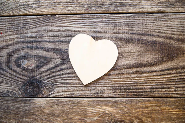 Corazón blanco sobre fondo de madera — Foto de Stock