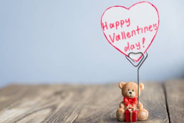 Sevgililer günü gün yazıt ile bir kalp tutan ayı