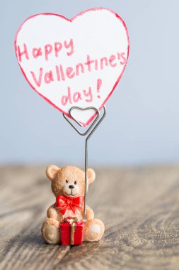 Sevgililer günü gün yazıt ile bir kalp tutan ayı