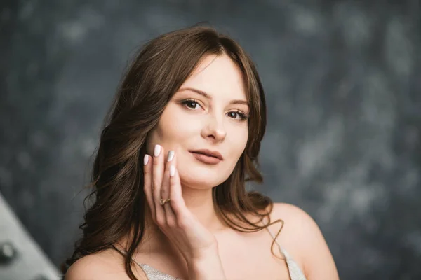 Portrait de jeune femme brune sur fond de lumière bleue — Photo