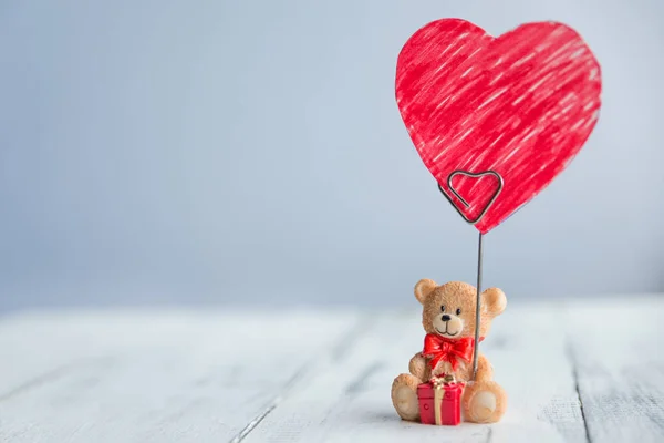 Kleine beer houdt een rood hart — Stockfoto