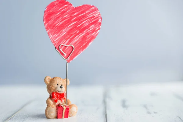 Kleine beer houdt een rood hart — Stockfoto