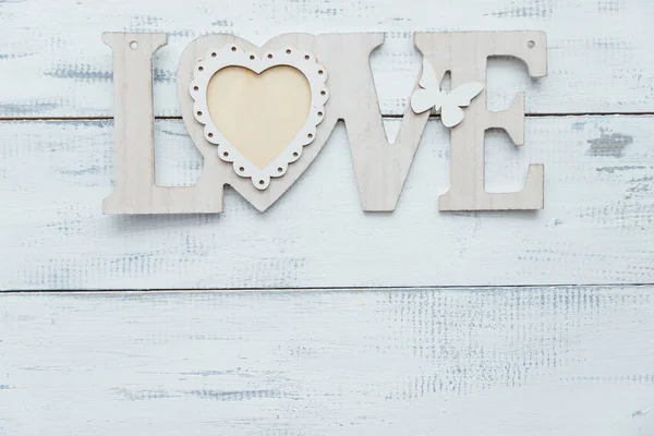 Carta de amor branco no fundo de madeira branco — Fotografia de Stock