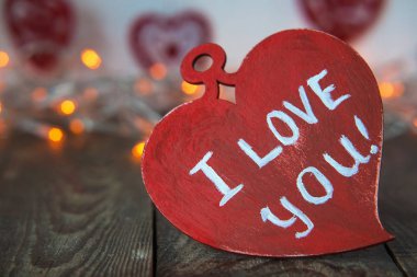 yazıt ile kırmızı kalp Sarı ışıkta seni seviyorum