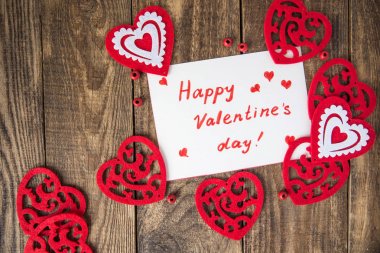 Kalpler ahşap arka plan üzerinde beyaz yazıt 