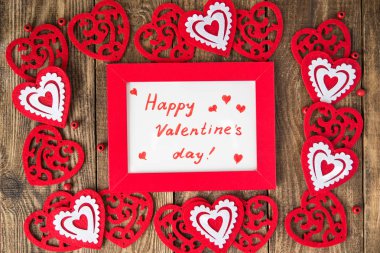 Kalpler ahşap arka plan üzerinde beyaz yazıt 