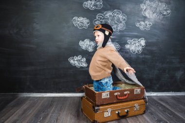 bir kağıt uçak pilot şapkalı çocuk çalış