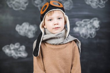 bir kağıt uçak pilot şapkalı çocuk çalış