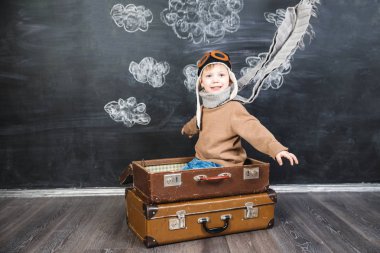 bir kağıt uçak pilot şapkalı çocuk çalış