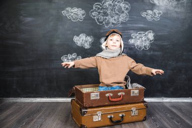 bir kağıt uçak pilot şapkalı çocuk çalış