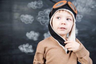 bir kağıt uçak pilot şapkalı çocuk çalış