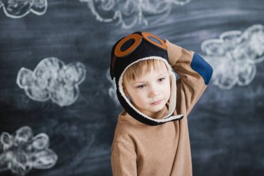 bir kağıt uçak pilot şapkalı çocuk çalış