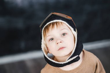 bir kağıt uçak pilot şapkalı çocuk çalış