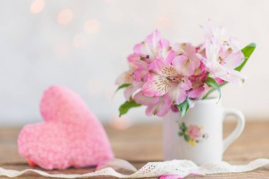 buket çiçek peluş bir kalbi olan bir kupa