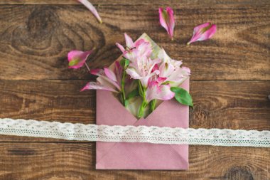 şirin buket çiçek zarfın içinde yatıyor