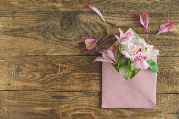 Ein Strauß Blumen liegt in einem Umschlag — Stockfoto