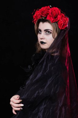 Kırmızı gül çelenginde cadı kız.