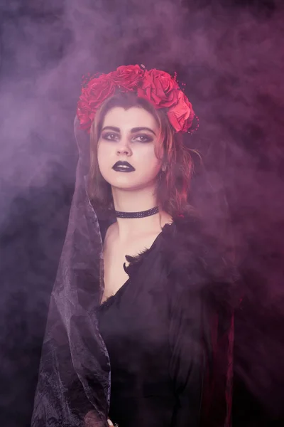 Dziewczyna czarownica w wieniec z czerwonych róż — Zdjęcie stockowe