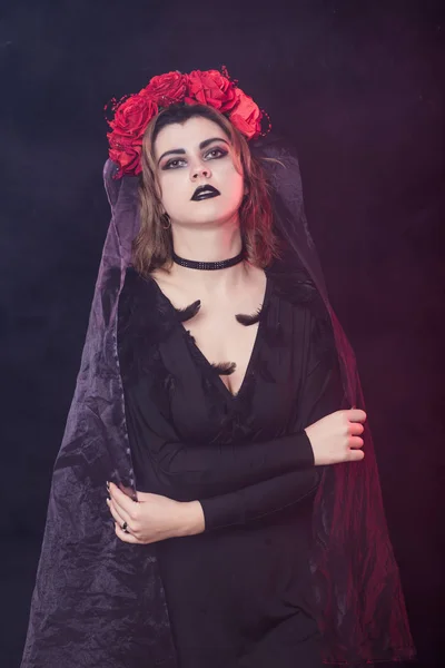 Dívka čarodějnice v věnec z rudých růží — Stock fotografie