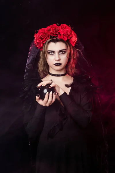 Dívka čarodějnice v věnec z rudých růží — Stock fotografie