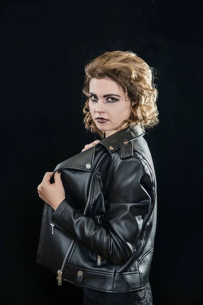Рок-девушка в байкерской куртке Лицензионные Стоковые Фото