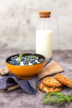 Kahvaltı için bir tabakta yabanmersini