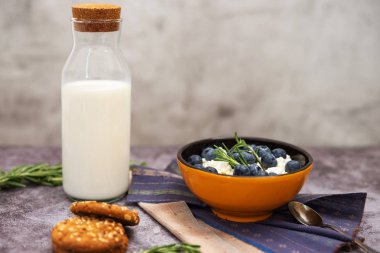 Kahvaltı için bir tabakta yabanmersini