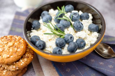 Kahvaltı için bir tabakta yabanmersini