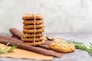 Yulaflı kurabiyeler masada