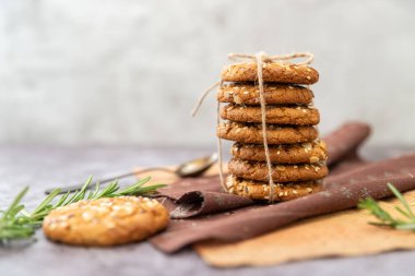 Yulaflı kurabiyeler masada