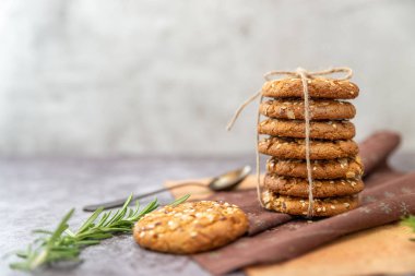 Yulaflı kurabiyeler masada
