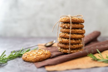 Yulaflı kurabiyeler masada