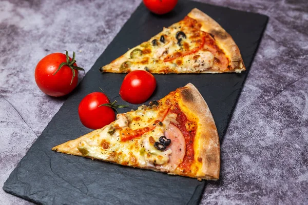 Піца на мармуровому столі — стокове фото