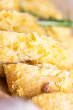 Peynir ve bitki serpiştirilmiş dilimlenmiş ekmek.