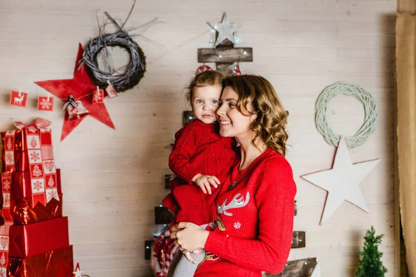 Mama i córka w czerwonych swetrach świątecznych — Zdjęcie stockowe